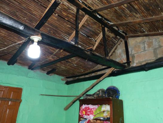 POSTE CASA ACCIDENTE: Carro recolector de basura tumbó poste sobre una casa POSTE CASA ACCIDENTE: Carro recolector de basura tumbó poste sobre una casa