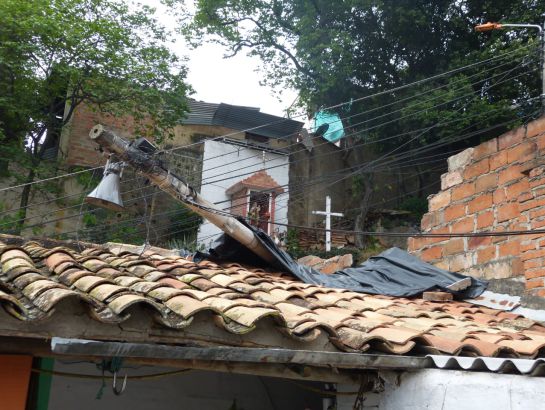 POSTE CASA ACCIDENTE: Carro recolector de basura tumbó poste sobre una casa POSTE CASA ACCIDENTE: Carro recolector de basura tumbó poste sobre una casa