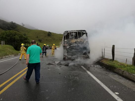 Incendio de un bus: Bus de servicio público se incendió en carretera Incendio de un bus: Bus de servicio público se incendió en carretera