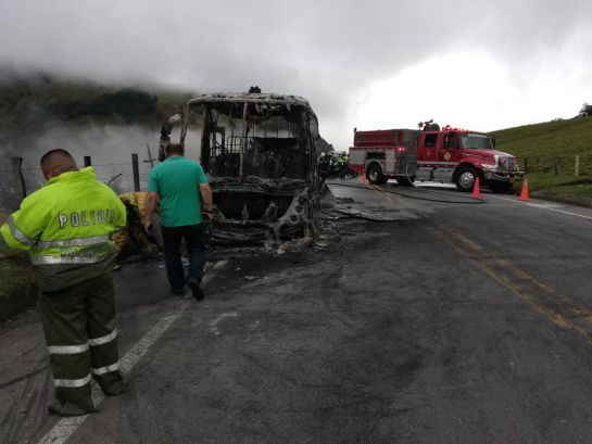 Incendio de un bus: Bus de servicio público se incendió en carretera Incendio de un bus: Bus de servicio público se incendió en carretera