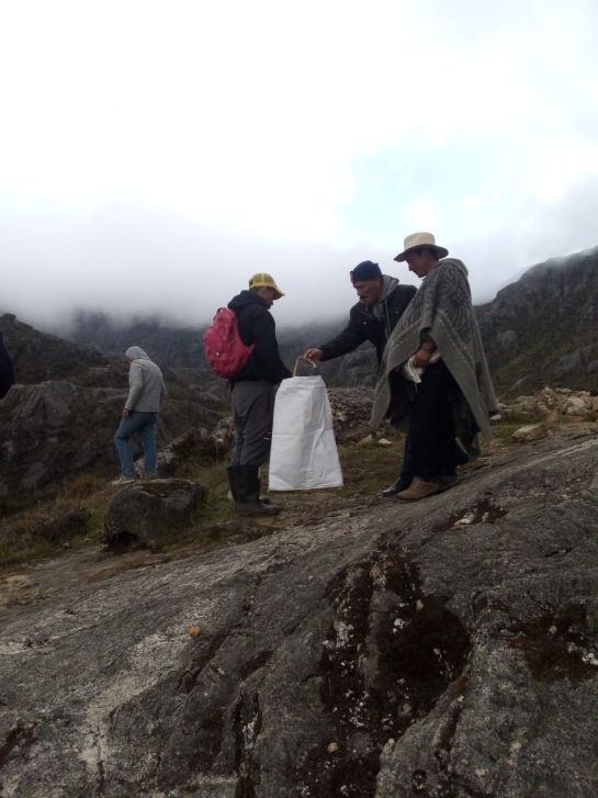 BASURAS PÁRAMO DE SANTURBÁN TURISTAS SANTANDER: Campesinos debieron asear el páramo BASURAS PÁRAMO DE SANTURBÁN TURISTAS SANTANDER: Campesinos debieron asear el páramo