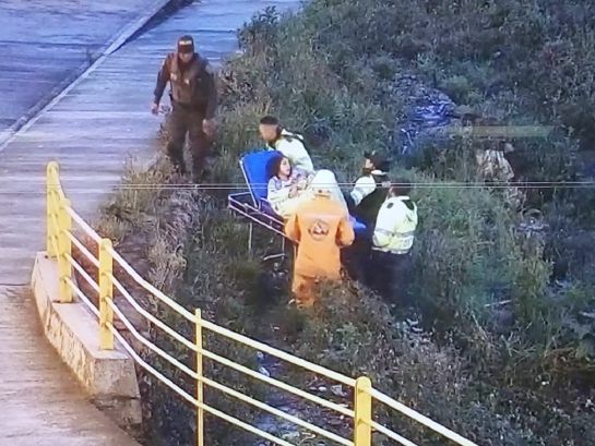Ayuda a mujer en parto debajo de un puente Ayuda a mujer en parto debajo de un puente