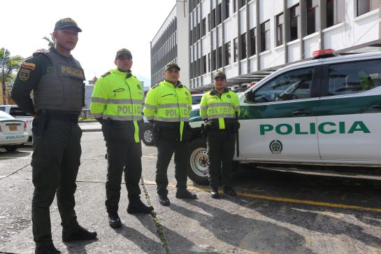 Ayuda a mujer en parto debajo de un puente Ayuda a mujer en parto debajo de un puente