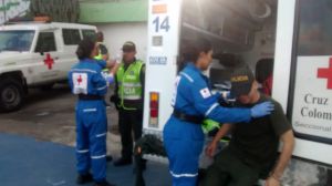 Cruz Roja atendiendo a policías lesionados Cruz Roja atendiendo a policías lesionados