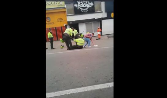 Policías en Bogotá: En video: policías de tránsito se enfrentan a ciudadanos en Bogotá Policías en Bogotá: En video: policías de tránsito se enfrentan a ciudadanos en Bogotá