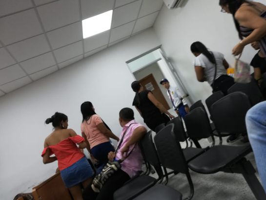 Momento en que familiares de los policías salen de la audiencia. Momento en que familiares de los policías salen de la audiencia.