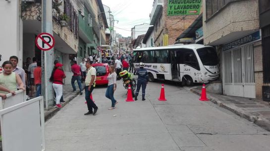 SANTANDER SAN GIL ACCIDENTE DE TRÁNSITO BUSETA: VIDEO: Así rodó buseta en calle empinada de San Gil SANTANDER SAN GIL ACCIDENTE DE TRÁNSITO BUSETA: VIDEO: Así rodó buseta en calle empinada de San Gil