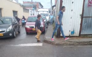 FLORIDABLANCA VÍAS ANDENES PEATONES: En algunas calles de Floridablanca no hay por dónde caminar FLORIDABLANCA VÍAS ANDENES PEATONES: En algunas calles de Floridablanca no hay por dónde caminar