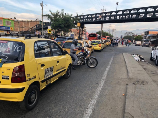 Afectada la movilidad en diferentes sitios de Cali por paro de taxistas Afectada la movilidad en diferentes sitios de Cali por paro de taxistas