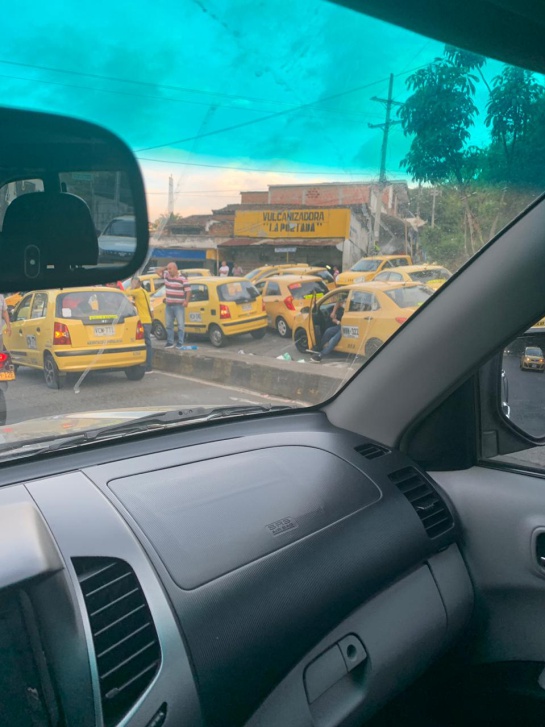 Afectada la movilidad en diferentes sitios de Cali por paro de taxistas Afectada la movilidad en diferentes sitios de Cali por paro de taxistas