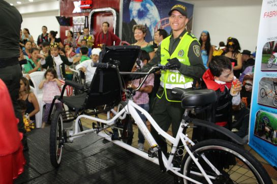 Policía Nacional Colombia: El ángel que le cumple el sueño a muchos niños de Ibagué Policía Nacional Colombia: El ángel que le cumple el sueño a muchos niños de Ibagué