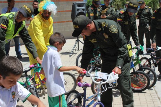 Policía Nacional Colombia: El ángel que le cumple el sueño a muchos niños de Ibagué Policía Nacional Colombia: El ángel que le cumple el sueño a muchos niños de Ibagué