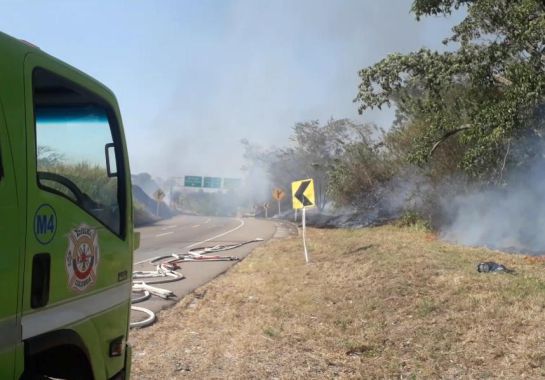 Incendio forestal en Puerto Boyacá: Incendio forestal en Puerto Boyacá destruyó parte de calzada de Ruta de Sol Incendio forestal en Puerto Boyacá: Incendio forestal en Puerto Boyacá destruyó parte de calzada de Ruta de Sol