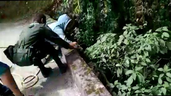 Rescate de Mono, un labrador lanzado desde este puente con 15 metros de altura. Rescate de Mono, un labrador lanzado desde este puente con 15 metros de altura.