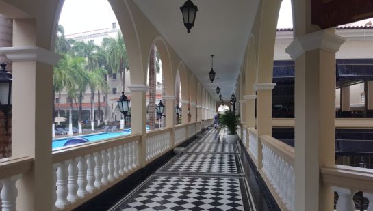 Gabriel García Marquez le regalaba serenatas de armónicas en la terraza del Hotel del Prado a Mercedes Barcha, en ese mismo lugar tuvieron su primera cita formal. Gabriel García Marquez le regalaba serenatas de armónicas en la terraza del Hotel del Prado a Mercedes Barcha, en ese mismo lugar tuvieron su primera cita formal.