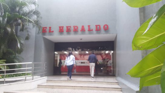 Cuando Gabirel García Márquez escribía para El Heraldo, se iba para la tienda más cercana con toda la redacción del periódico a contar historias y la producción del diario se detenía porque todos salían a escuchar las historias de Gabo. Cuando Gabirel García Márquez escribía para El Heraldo, se iba para la tienda más cercana con toda la redacción del periódico a contar historias y la producción del diario se detenía porque todos salían a escuchar las historias de Gabo.