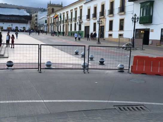 De alcaldada y chambonada califican a bolardos de plaza de Bolívar de Tunja: De alcaldada y chambonada califican a bolardos de plaza de Bolívar de Tunja De alcaldada y chambonada califican a bolardos de plaza de Bolívar de Tunja: De alcaldada y chambonada califican a bolardos de plaza de Bolívar de Tunja