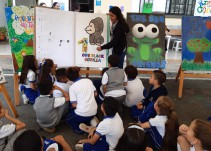 Libros gigantes para aprender inglés, proyecto estudiantes Colegio San José