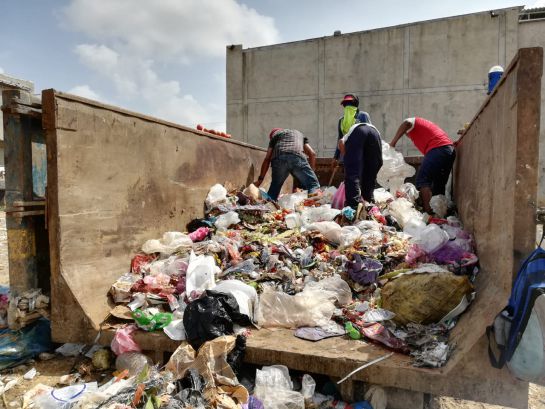 En los basureros de las plazas de mercado de Riohacha y Maicao, se ve a niños y jóvenes Wayúu "escarbando" para encontrar algo de comer En los basureros de las plazas de mercado de Riohacha y Maicao, se ve a niños y jóvenes Wayúu "escarbando" para encontrar algo de comer