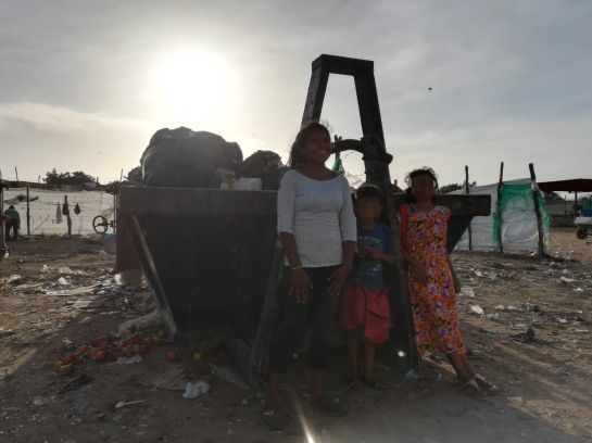 Johana Bruno con sus dos hermanos, cada día por la tarde llegan al basurero de Riohacha en busca de comida Johana Bruno con sus dos hermanos, cada día por la tarde llegan al basurero de Riohacha en busca de comida