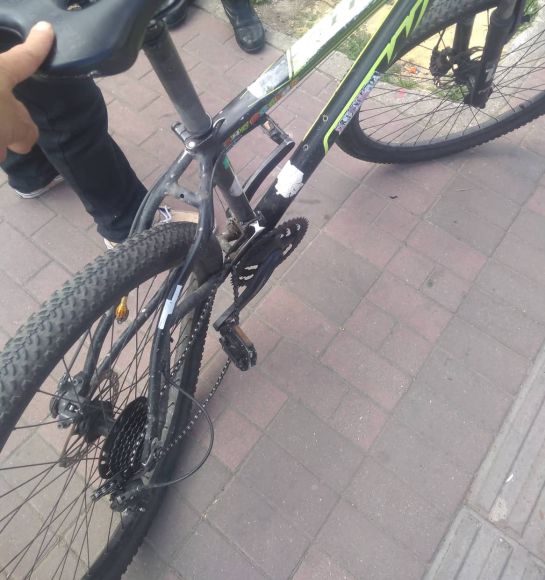 Camioneta arrolla a ciclista y lo arrastra por varios metros Camioneta arrolla a ciclista y lo arrastra por varios metros