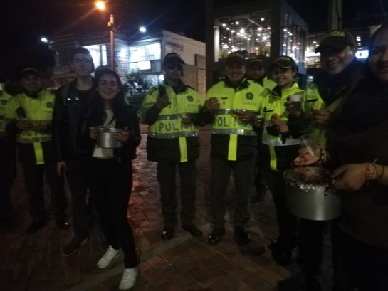 Con agua de panela, estudiantes y policías dicen NO a la violencia en Tunja: Con agua de panela, estudiantes y policías dicen NO a la violencia en Tunja Con agua de panela, estudiantes y policías dicen NO a la violencia en Tunja: Con agua de panela, estudiantes y policías dicen NO a la violencia en Tunja