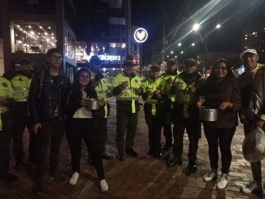 Con agua de panela, estudiantes y policías dicen NO a la violencia en Tunja: Con agua de panela, estudiantes y policías dicen NO a la violencia en Tunja Con agua de panela, estudiantes y policías dicen NO a la violencia en Tunja: Con agua de panela, estudiantes y policías dicen NO a la violencia en Tunja