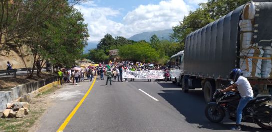 Paro nacional: Los profesores bloquearon vía nacional Paro nacional: Los profesores bloquearon vía nacional