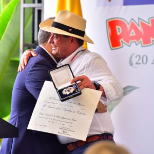 Presidente Duque entregando la Cruz de Boyacá a Jorge Ballen presidente de Panaca Presidente Duque entregando la Cruz de Boyacá a Jorge Ballen presidente de Panaca