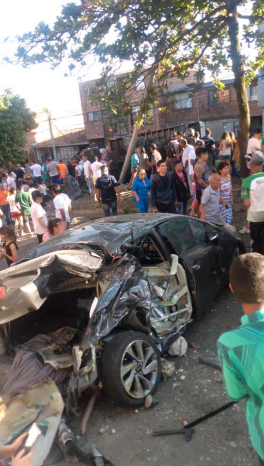 heridos volqueta choque carros pedregal Medellin: Volqueta sin frenos ocasionó grave accidente en el barrio Pedregal heridos volqueta choque carros pedregal Medellin: Volqueta sin frenos ocasionó grave accidente en el barrio Pedregal