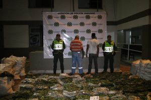 Paro armado ELN: Policía llama a la calma ante banderas del ELN en distintos puntos de Cali Paro armado ELN: Policía llama a la calma ante banderas del ELN en distintos puntos de Cali