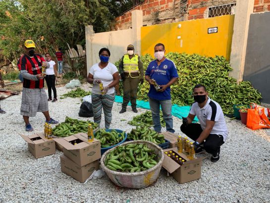 Campaña social: ¡Buena esa!: con esfuerzo entregó guineos verdes a sus vecinos Campaña social: ¡Buena esa!: con esfuerzo entregó guineos verdes a sus vecinos