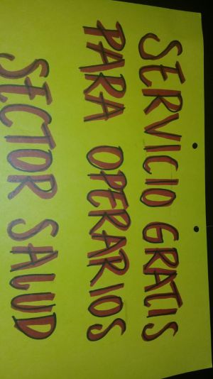 En el taxi que conduce coloco un cartel “Servicio gratis para operarios sector salud” En el taxi que conduce coloco un cartel “Servicio gratis para operarios sector salud”