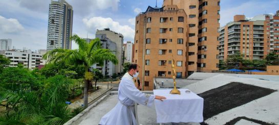 Eucaristía Bucaramanga techo cuarentena oficiar misas: En cuarentena sacerdotes celebran la Eucaristía hasta en los techos Eucaristía Bucaramanga techo cuarentena oficiar misas: En cuarentena sacerdotes celebran la Eucaristía hasta en los techos