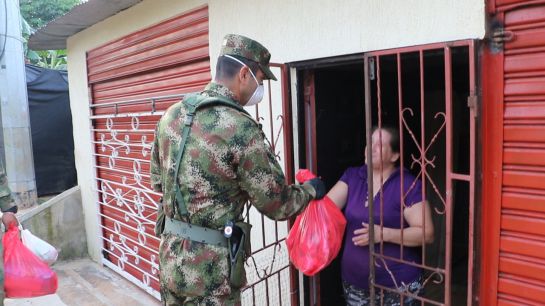 Bucaramanga Militares Ayudas Comida V Brigada del Ejército Confinamiento: VIDEO: Ejército "madrugó" a entregar mercados Bucaramanga Militares Ayudas Comida V Brigada del Ejército Confinamiento: VIDEO: Ejército "madrugó" a entregar mercados