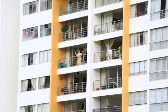 Floridablanca Salud Deportes Ejercicio Aeróbicos: Florideños hacen ejercicio en el balcón de sus apartamentos Floridablanca Salud Deportes Ejercicio Aeróbicos: Florideños hacen ejercicio en el balcón de sus apartamentos