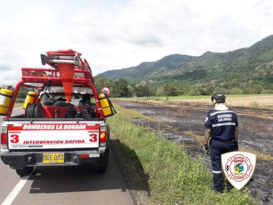 Incendio en la vía Bogotá – Medellín, cerca de la vereda Purnio en La Dorada Incendio en la vía Bogotá – Medellín, cerca de la vereda Purnio en La Dorada