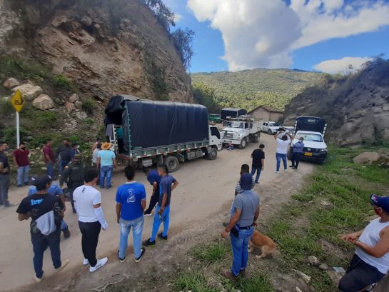 Bucaramanga San Andrés Camion Colaboración Comunidad Civismo: VIDEO: Ayudaron a camionero varado y no se perdió nada de la carga Bucaramanga San Andrés Camion Colaboración Comunidad Civismo: VIDEO: Ayudaron a camionero varado y no se perdió nada de la carga