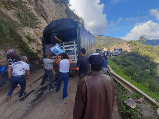 Bucaramanga San Andrés Camion Colaboración Comunidad Civismo: VIDEO: Ayudaron a camionero varado y no se perdió nada de la carga Bucaramanga San Andrés Camion Colaboración Comunidad Civismo: VIDEO: Ayudaron a camionero varado y no se perdió nada de la carga