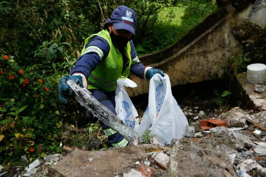 Escombros arrojados en la reserva natural de Río Blanco Escombros arrojados en la reserva natural de Río Blanco