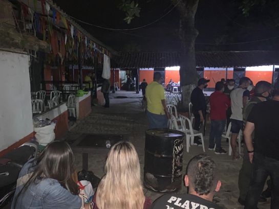 Fiesta clandestina policía jovenes violando toque de queda Girón: 50 personas fueron sorprendidas en fiesta clandestina Fiesta clandestina policía jovenes violando toque de queda Girón: 50 personas fueron sorprendidas en fiesta clandestina