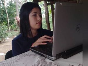 María Rodiño, de Torno Rojo, estudia Psicología gracias al programa de becas. Actualmente está haciendo prácticas en Gecelca y trabaja desde casa. María Rodiño, de Torno Rojo, estudia Psicología gracias al programa de becas. Actualmente está haciendo prácticas en Gecelca y trabaja desde casa.