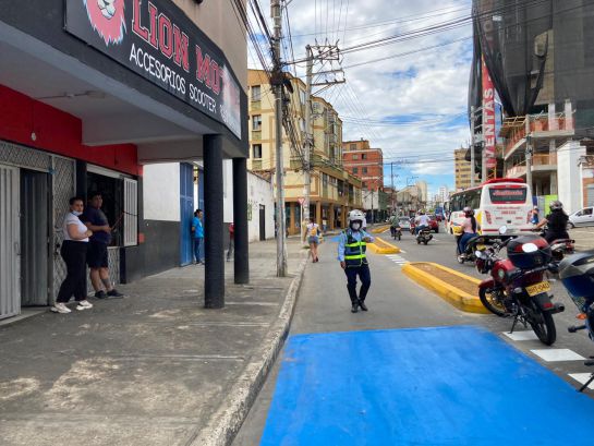 Tránsito multó a taxis por invadir bicicorredores Bucaramanga: Tránsito multó a taxis por invadir bicicorredores Tránsito multó a taxis por invadir bicicorredores Bucaramanga: Tránsito multó a taxis por invadir bicicorredores