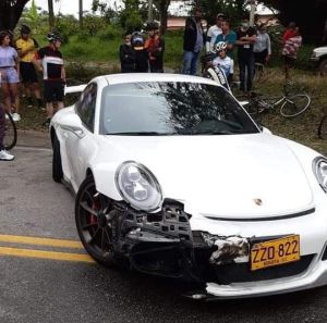 Bucaramanga Ciclista Accidente de Tránsito: VIDEO: Conductor de Porsche arrolla a ciclista Bucaramanga Ciclista Accidente de Tránsito: VIDEO: Conductor de Porsche arrolla a ciclista
