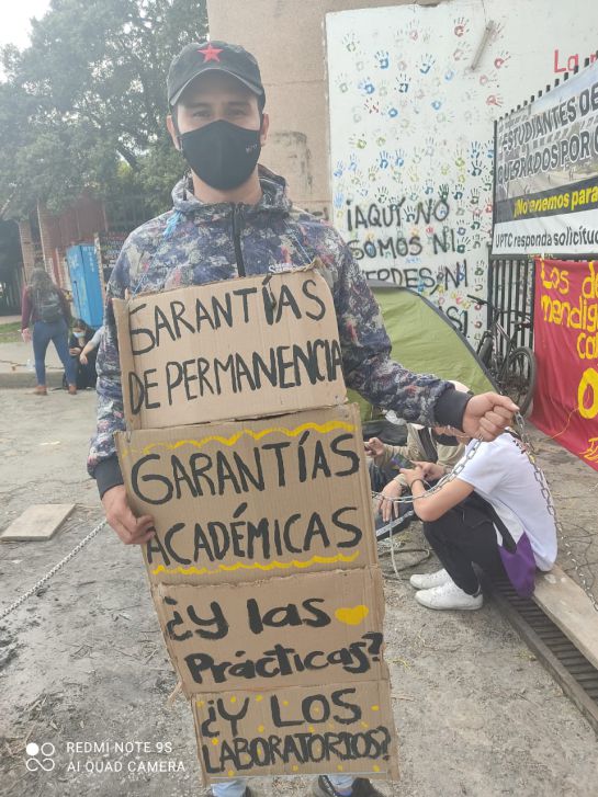 Universitarios se encadenan por ayuda a estudiantes de estratos 3, 4 y 5: Universitarios se encadenan por ayuda a estudiantes de estratos 3, 4 y 5 Universitarios se encadenan por ayuda a estudiantes de estratos 3, 4 y 5: Universitarios se encadenan por ayuda a estudiantes de estratos 3, 4 y 5