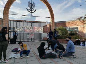 Universitarios se encadenan por ayuda a estudiantes de estratos 3, 4 y 5: Universitarios se encadenan por ayuda a estudiantes de estratos 3, 4 y 5 Universitarios se encadenan por ayuda a estudiantes de estratos 3, 4 y 5: Universitarios se encadenan por ayuda a estudiantes de estratos 3, 4 y 5