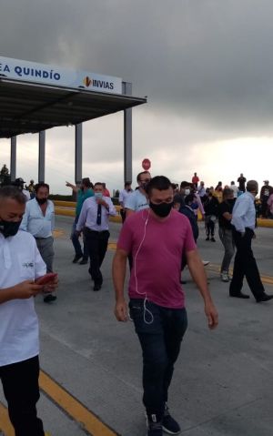 Protesta de conductores de camiones y buses en el peaje en el Quindío en la vía la línea Protesta de conductores de camiones y buses en el peaje en el Quindío en la vía la línea