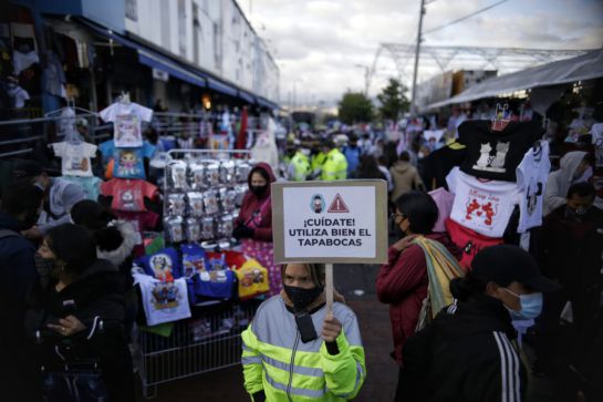 (VIDEOS) Compras navideñas en Bogotá: Con 'fumigaciones' pretenden controlar aglomeraciones en San Victorino (VIDEOS) Compras navideñas en Bogotá: Con 'fumigaciones' pretenden controlar aglomeraciones en San Victorino