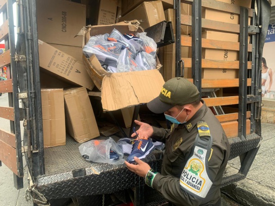 Más de 10 mil pares de calzado fueron aprehendidos en pleno centro de Cali Más de 10 mil pares de calzado fueron aprehendidos en pleno centro de Cali