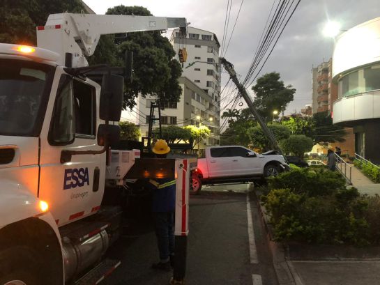 Bucaramanga Accidente Tránsito Cabecera del Llano: VIDEO: Camioneta terminó estrellada contra poste de energía Bucaramanga Accidente Tránsito Cabecera del Llano: VIDEO: Camioneta terminó estrellada contra poste de energía